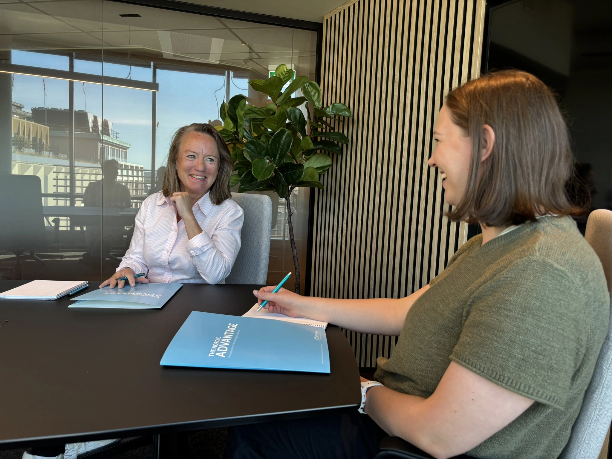 Ansatte i Compass i møte på kontoret